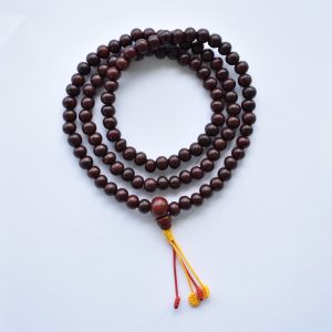 Mala Halskette Dunkles Holz mit gelber und roter Schnur 108 Perlen 8 mm